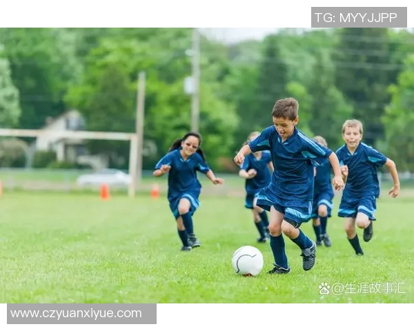 足球明星在绿茵场上挥洒汗水展现激情与梦想的精彩瞬间